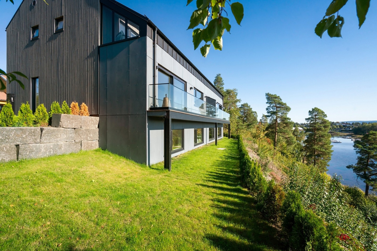 Fantastisk beliggenhet på et høydedrag med spektakulær utsikt. Galleribilde