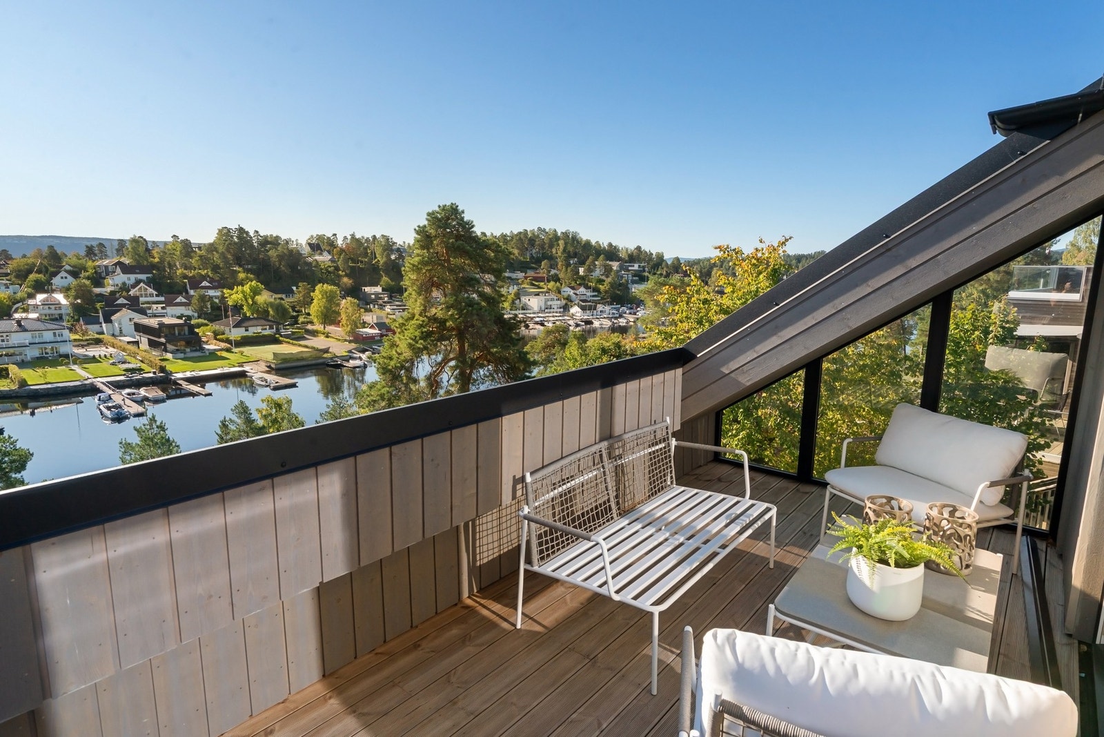 Takterrassen med trykkimpregnert terrassegulv. Galleribilde