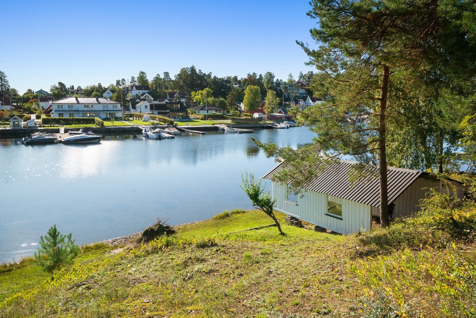 Båthuset på tomten tilhører denne seksjonen (1) iht. vedtektene (Hundsundveien 8 B). Galleribilde