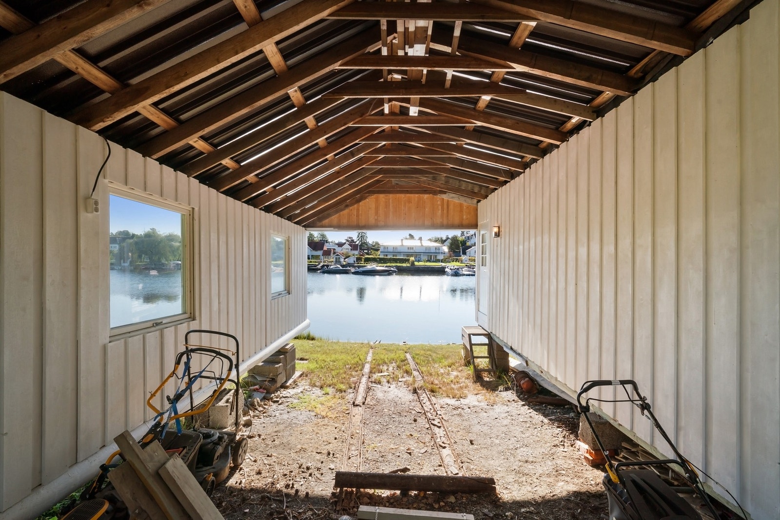 Skinnegang fra sjøen gjør det enkelt å trekke båten opp. Galleribilde