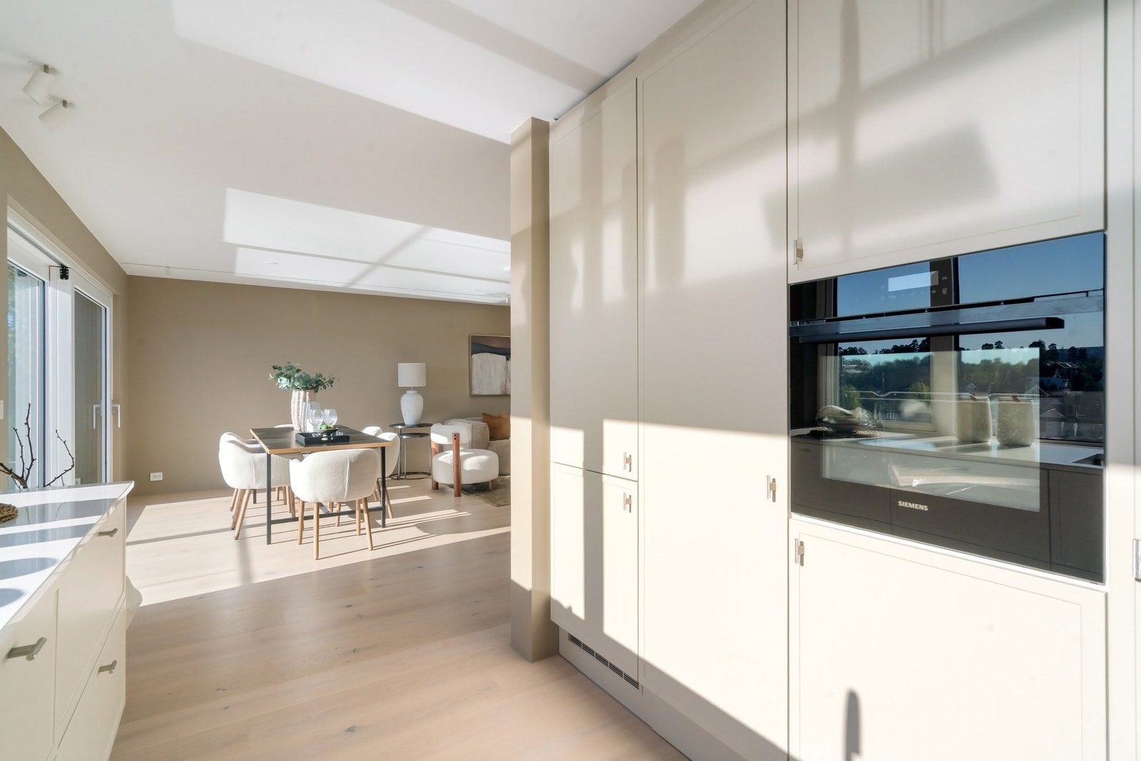 Gulvene er dekket med enstavs parkett. Galleribilde