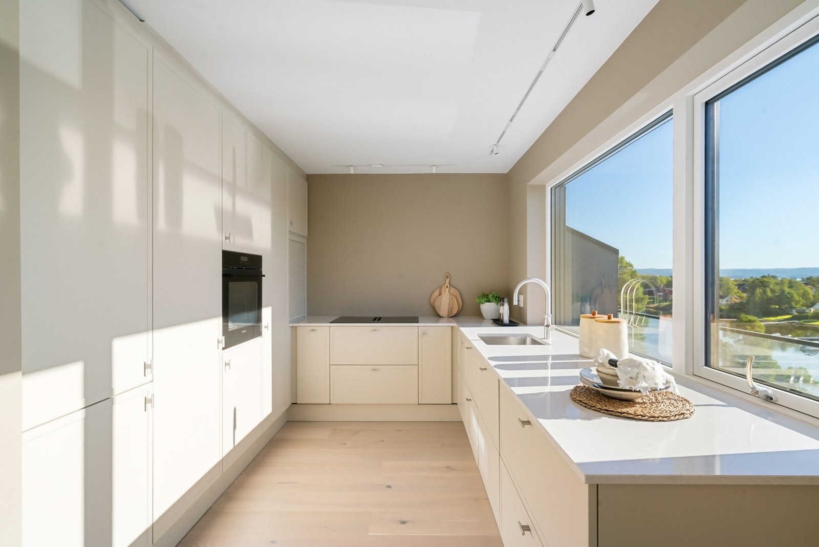 Stilrent kjøkken fra JKE, og integrerte hvitevarer fra Siemens. Galleribilde