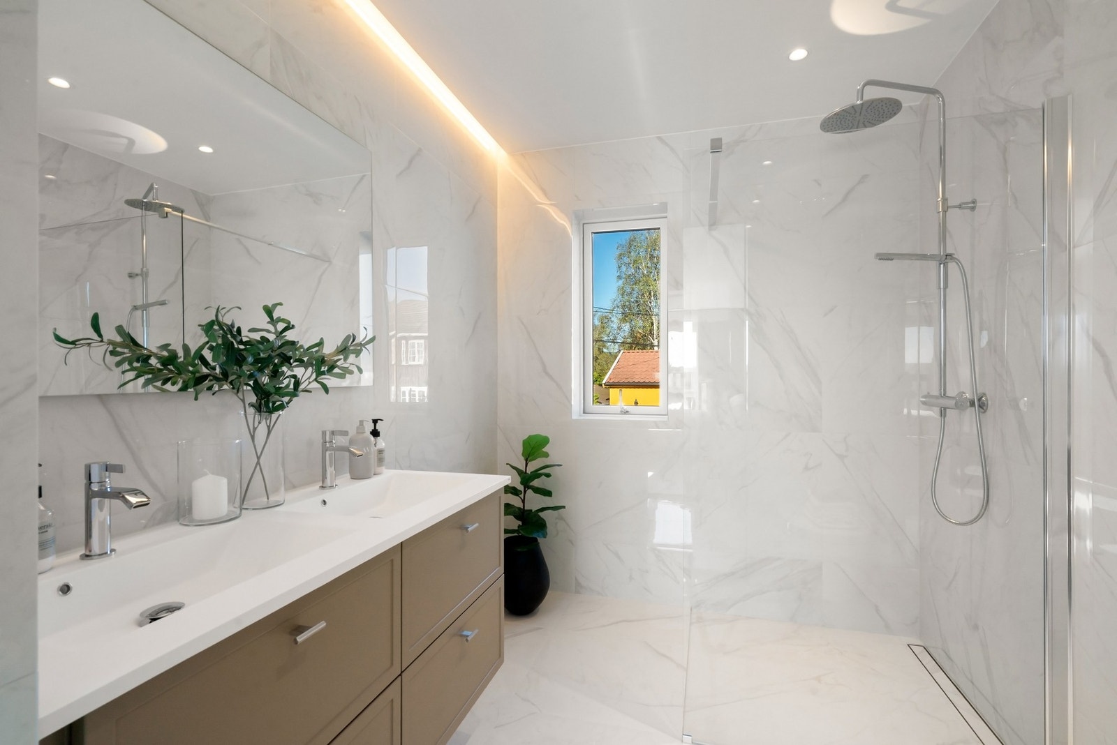 Delikat, flislagt bad i tilknytning til hovedsoverommet. Galleribilde