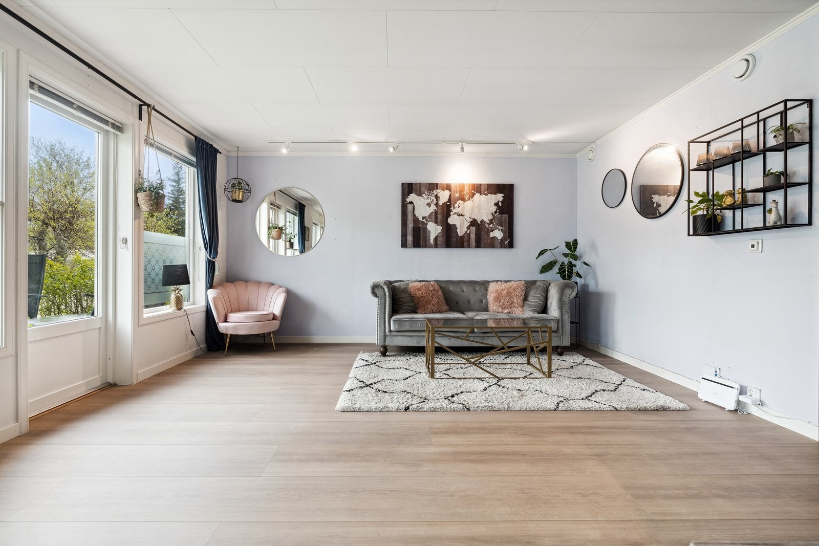 Romslig stue med gode møbleringsmuligheter. Galleribilde