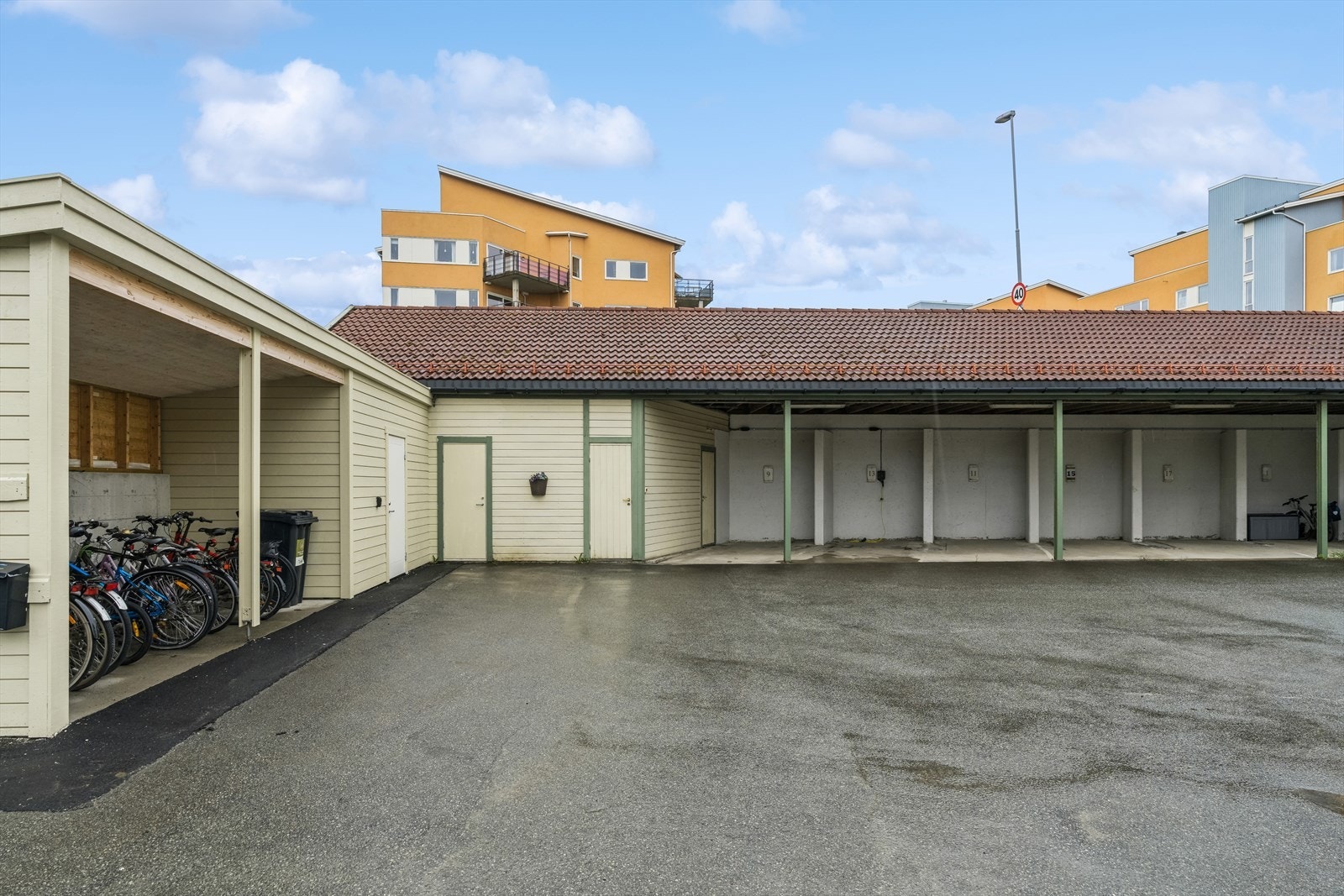 Parkering i carport. Galleribilde