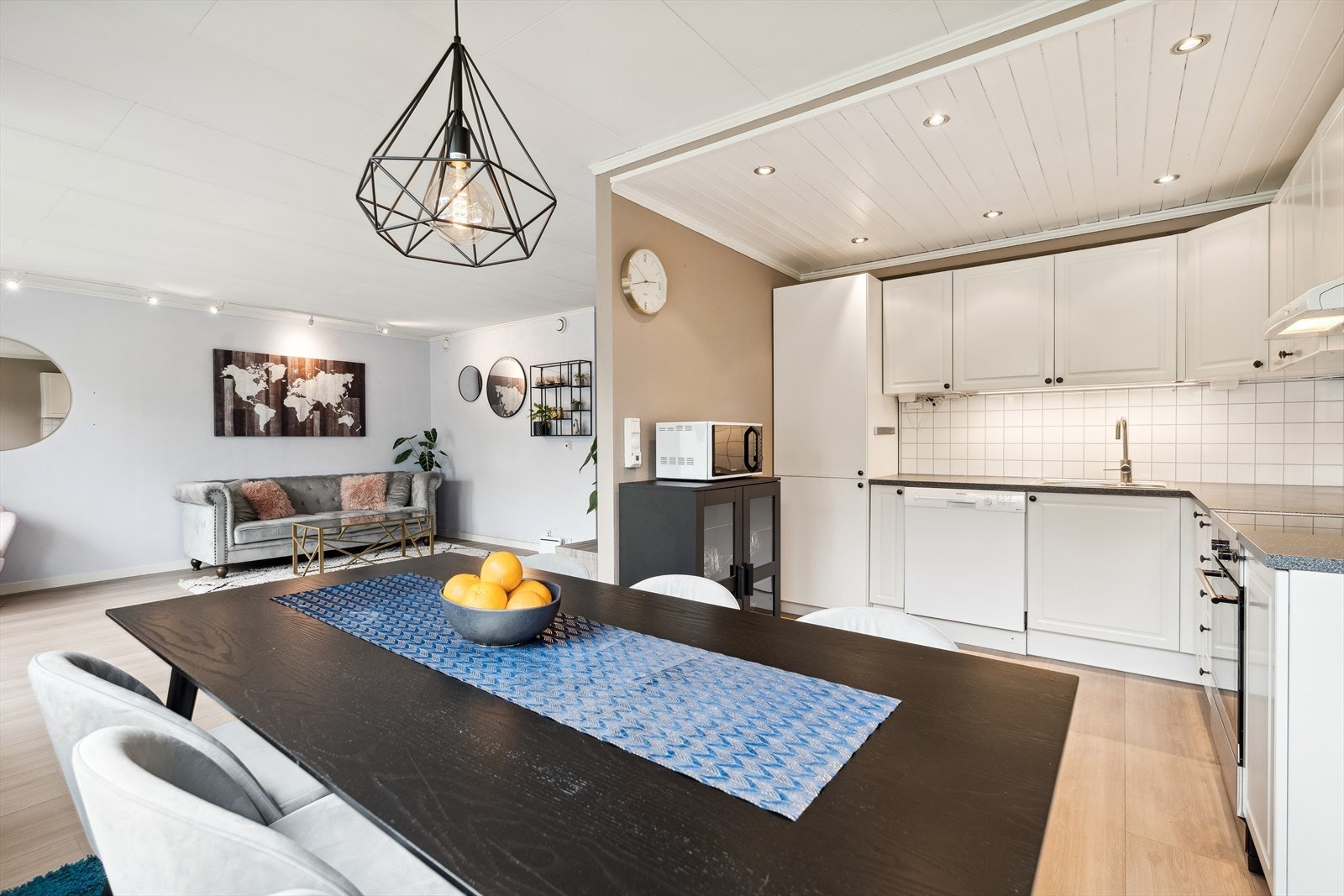 Yngve Holand v/ Dnb Eiendom presenterer Drivhusbakken 9. Galleribilde