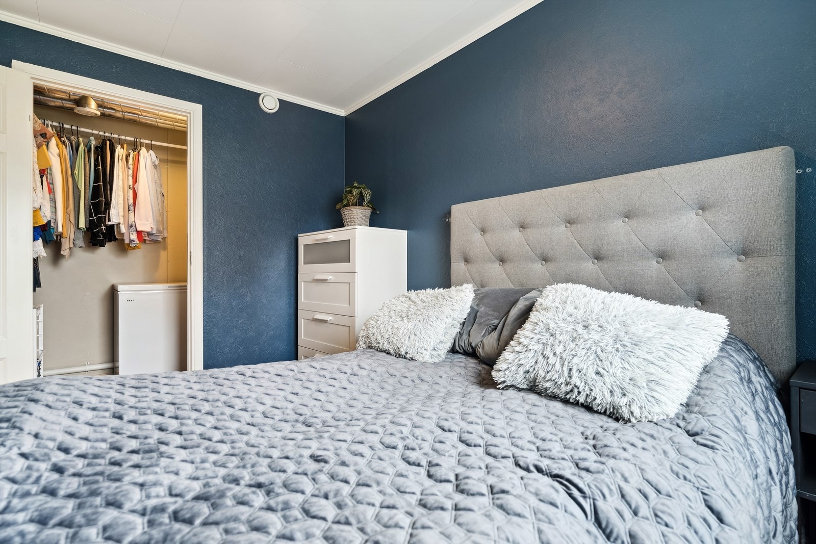 Romslig soverom med bod som er benyttet til garderobe. Galleribilde