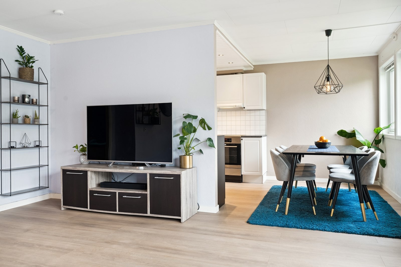 Åpen løsning mellom stue og kjøkken. Galleribilde