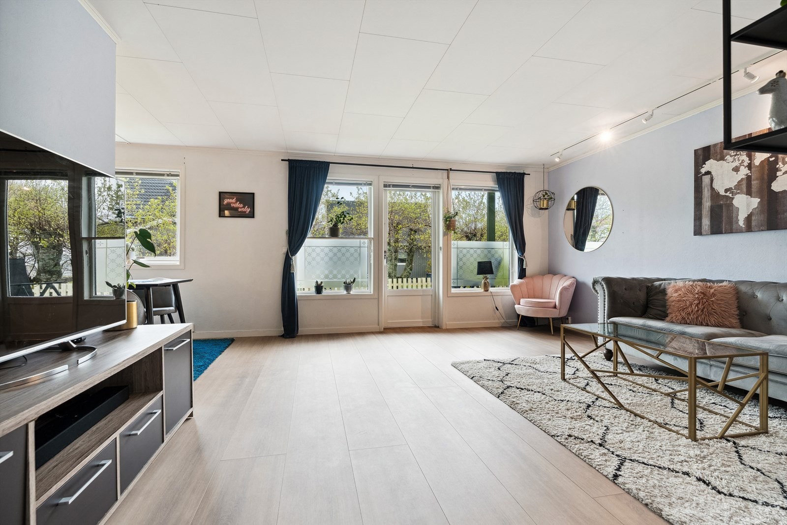 Utgang til markterrasse fra stuen. Galleribilde