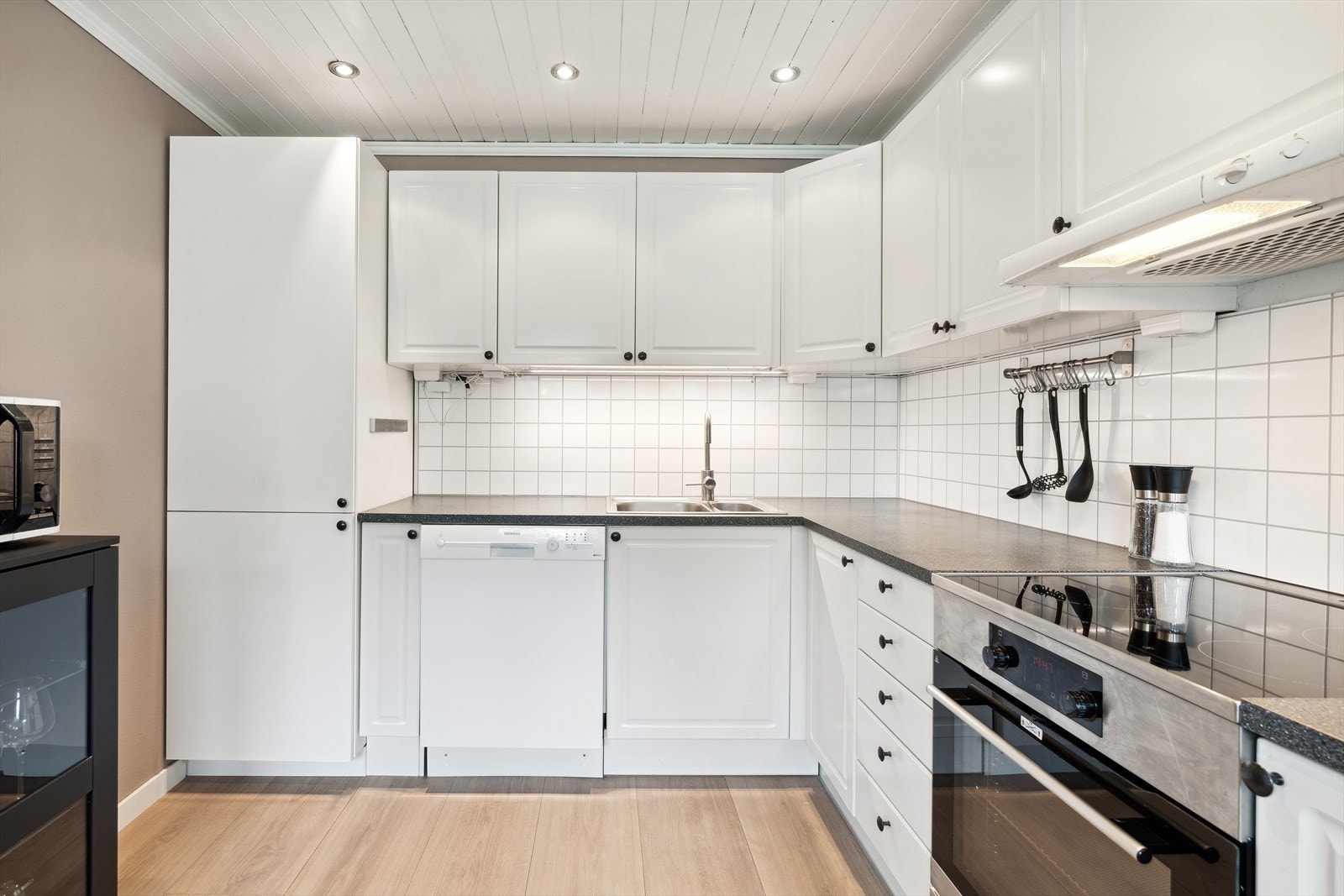 Lyst og pent kjøkken. Galleribilde