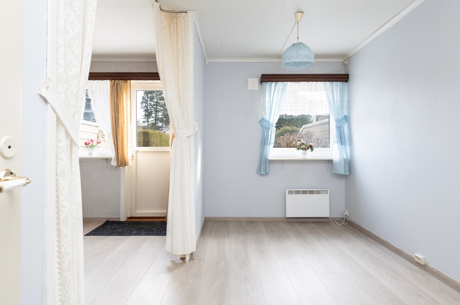 Opprinnelig planløsning endret, åpnet opp mellom rommene. Utgang til trivelig hage. Galleribilde