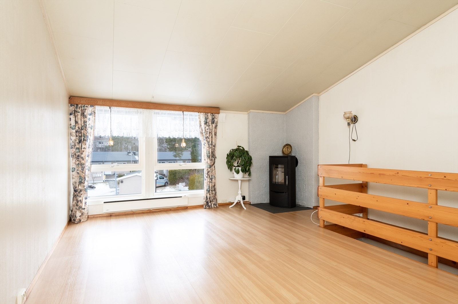 Åpen og lys stue med god takhøyde Galleribilde