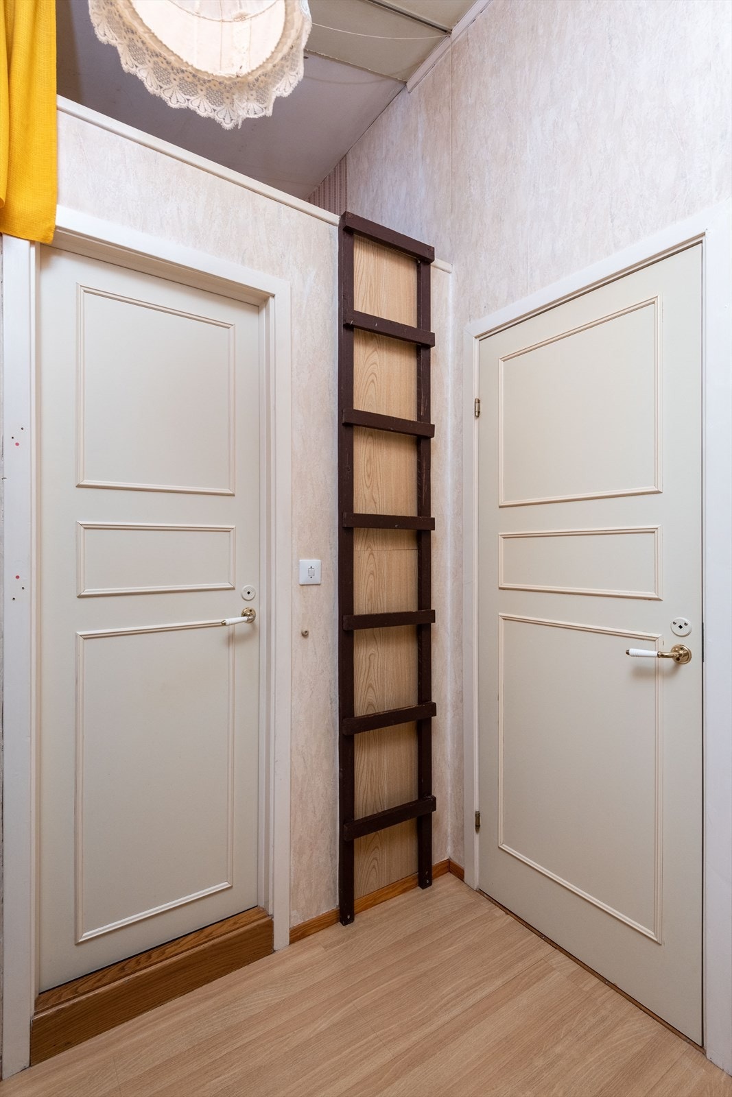 Gang med oppbevaringsplass og hems i 2. etg. Galleribilde