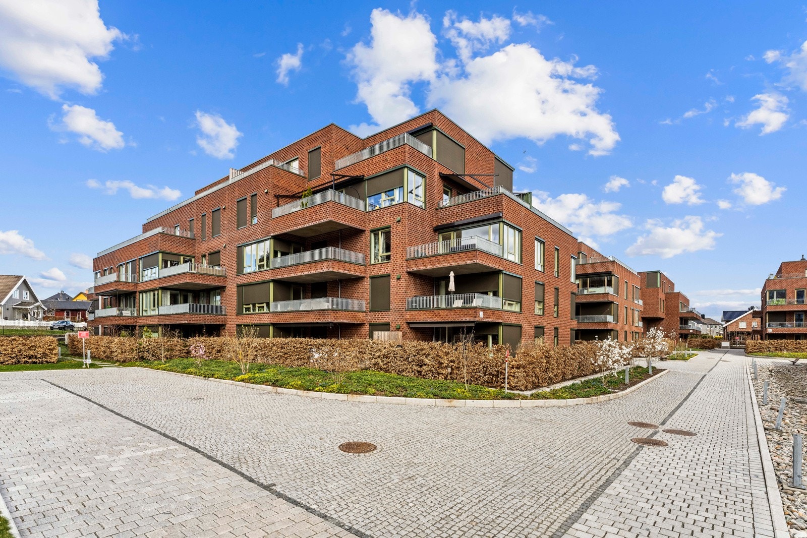 Området sto ferdig i 2024 og kjennetegnes av spennende arkitektur, bilfrie gangveier og trivelige fellesarealer - alt lagt til rette for et sosialt og levende bomiljø for både unge og eldre Galleribilde