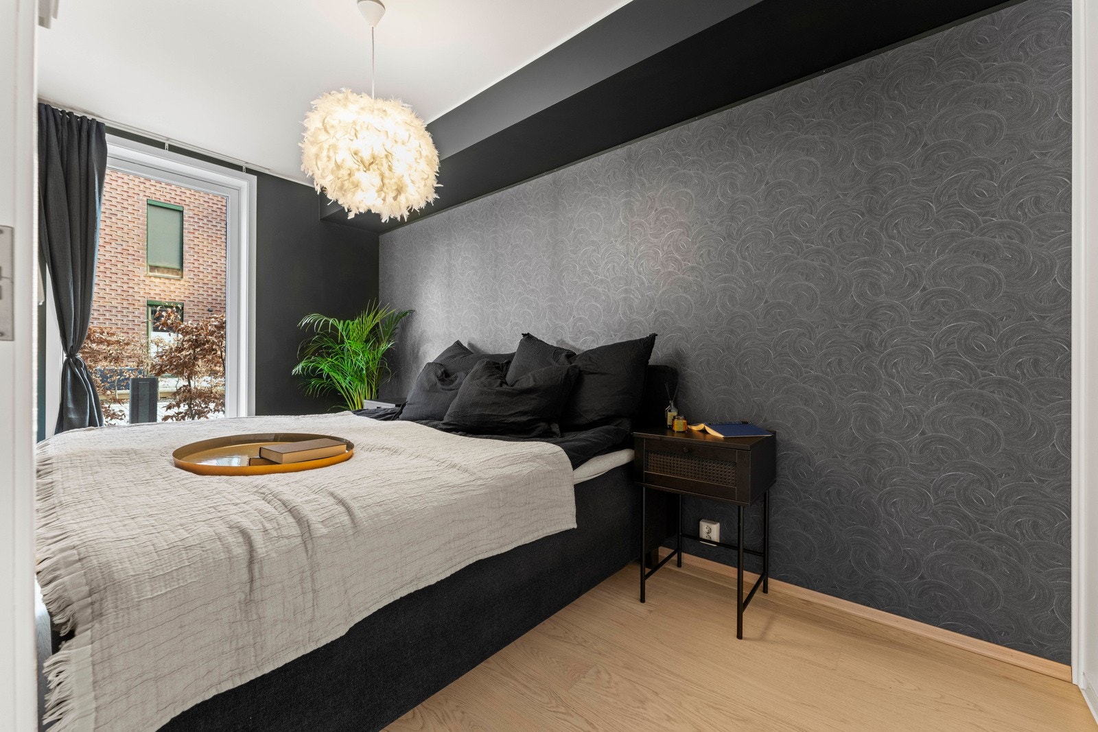 Romslig og harmonisk hovedsoverom med god plass til dobbeltseng, nattbord og en stor skyvedørsgarderobe som gir rikelig med oppbevaring. Galleribilde