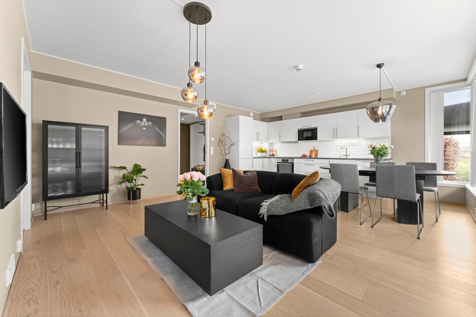 En stilren og moderne leilighet med gjennomtenkte løsninger og høy kvalitet! Galleribilde