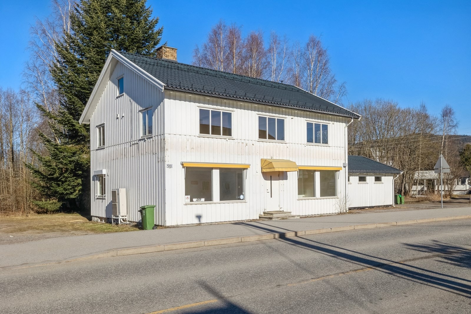 Eiendommen har næring i 1.etasje og boenhet i 2.etasje. Galleribilde