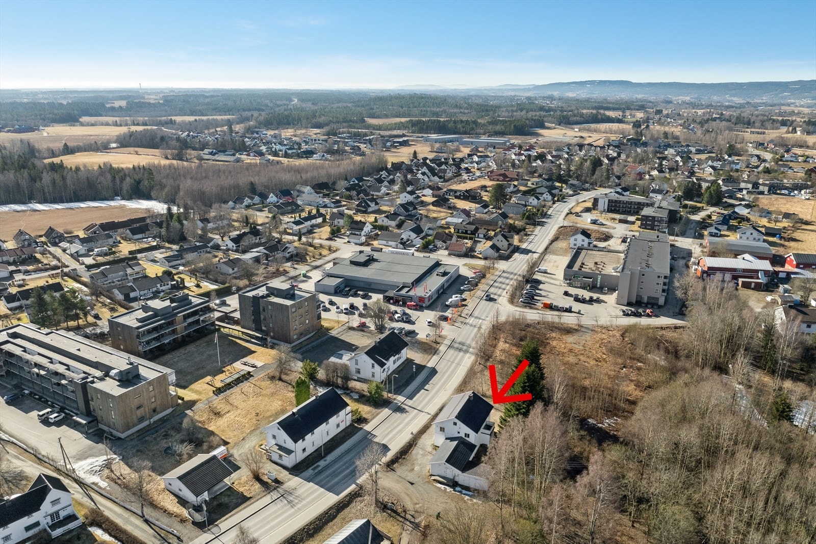 Eiendommen har en sentral beliggenhet i Maura, Nannestad kommune. Galleribilde