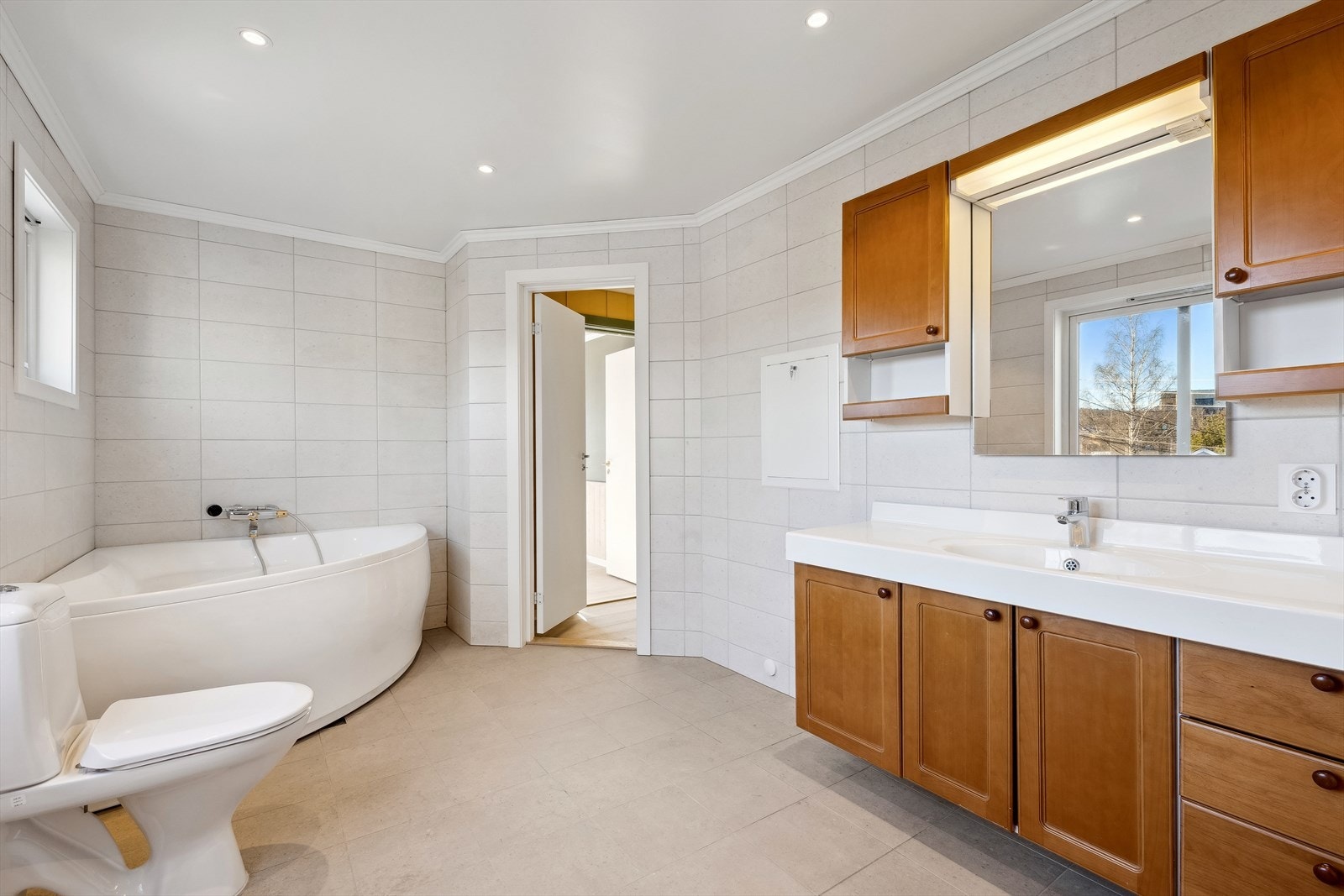 Pent flislagt bad med downlights i himling. Galleribilde