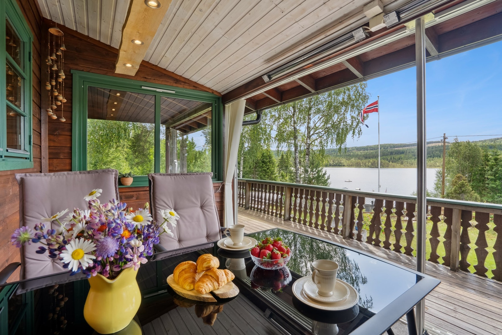 Innglasset veranda på 12m² forlenger utesesongen og gir en lun plass for måltider utendørs. Galleribilde