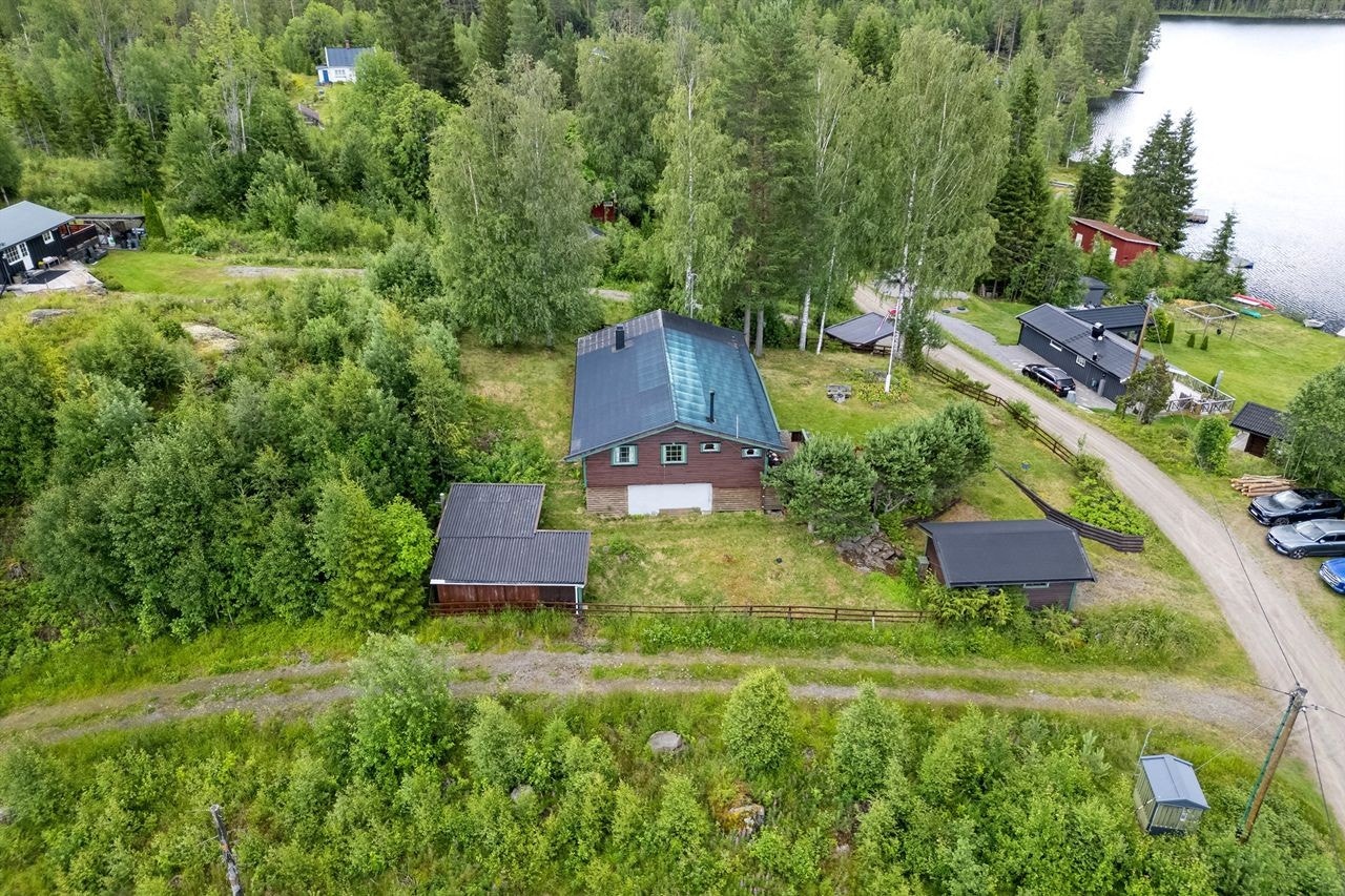 Hytta har skjermet beliggenhet med stor tomt, garasje og frittstående bod for praktisk lagring. Galleribilde