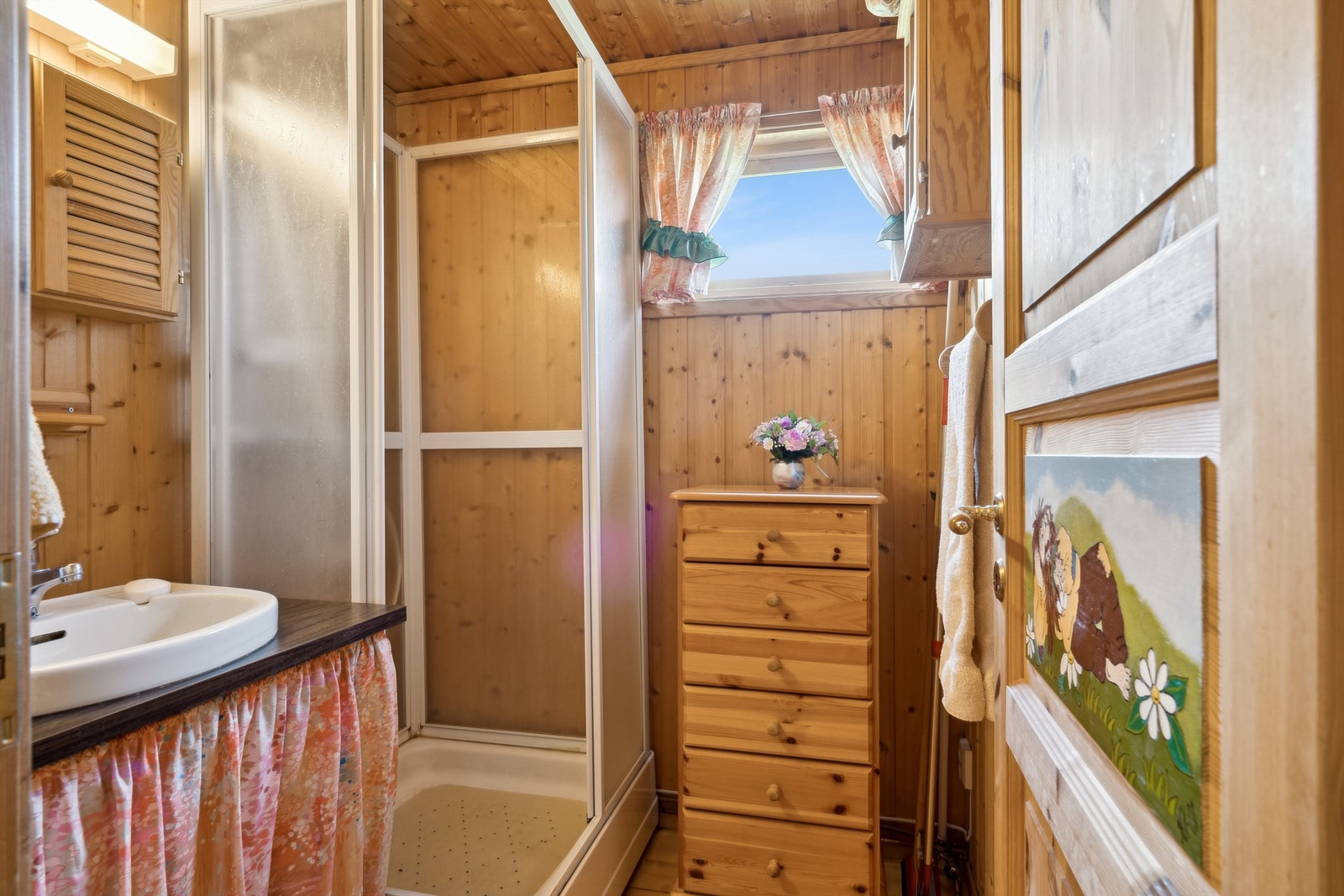 Hygienerommet har dusjkabinett og servant, med gjennomgående furugulv og panel. Rommet er ikke bygget som våtrom. Galleribilde