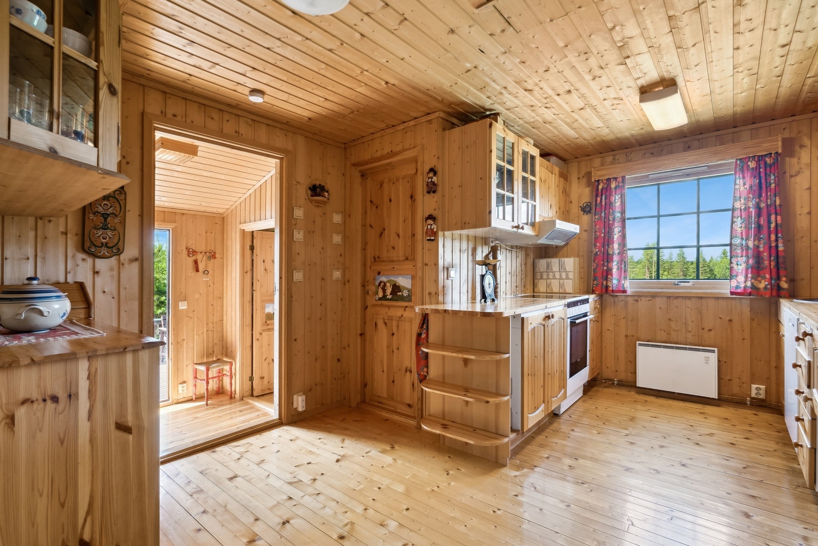 Solid materialvalg, med gjennomgående panelte overflater i hele hytta. Galleribilde