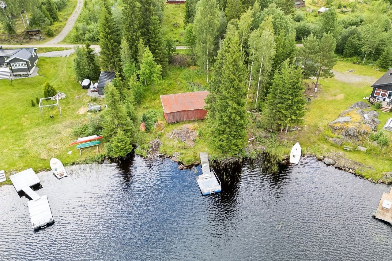 Nærhet til vannet gir muligheter for båtliv, fiske og rekreasjon. Tinglyst adkomst til vannet og rett til båtfeste. Galleribilde