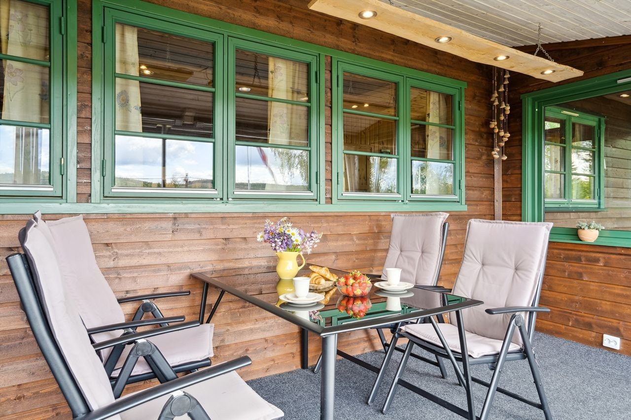 Verandaen har teppebelagt gulv og plass til spisegruppe - ideelt både for dagens første kaffekopp eller sene kvelder med familie og venner . Galleribilde