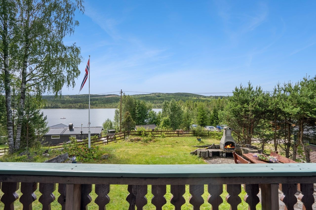 Fra terrassen kan man nyte gode solforhold i ro og fred i pakt med naturen. Galleribilde