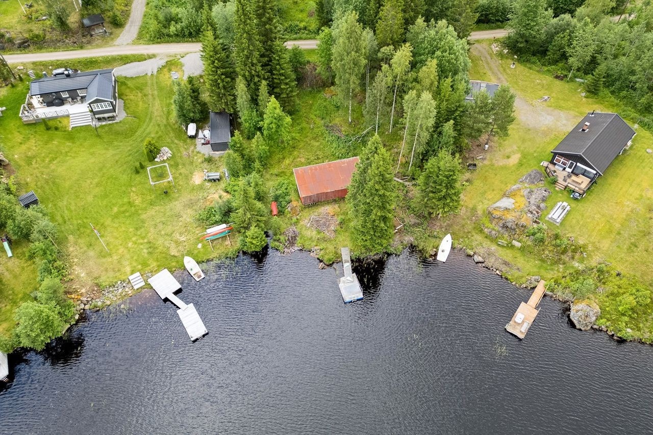 Hytta ligger i et rolig og naturnært hyttefelt med enkel tilgang til vann og båtplass. Galleribilde