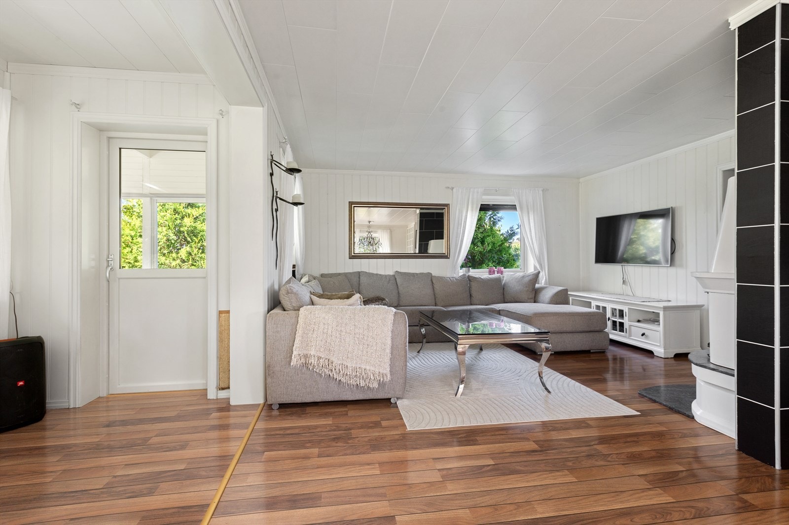 Lys og innbydende stue med gode møbleringsmuligheter. Galleribilde