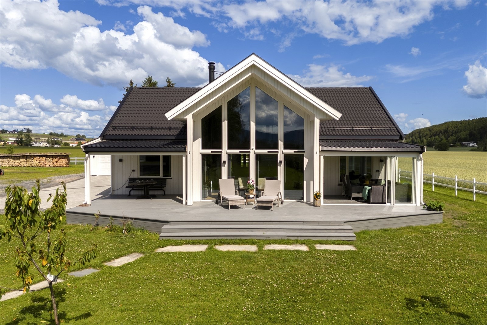 Unik mulighet for en sammensatt eiendom med to bolighus, en ny garasje og to uthus. Galleribilde