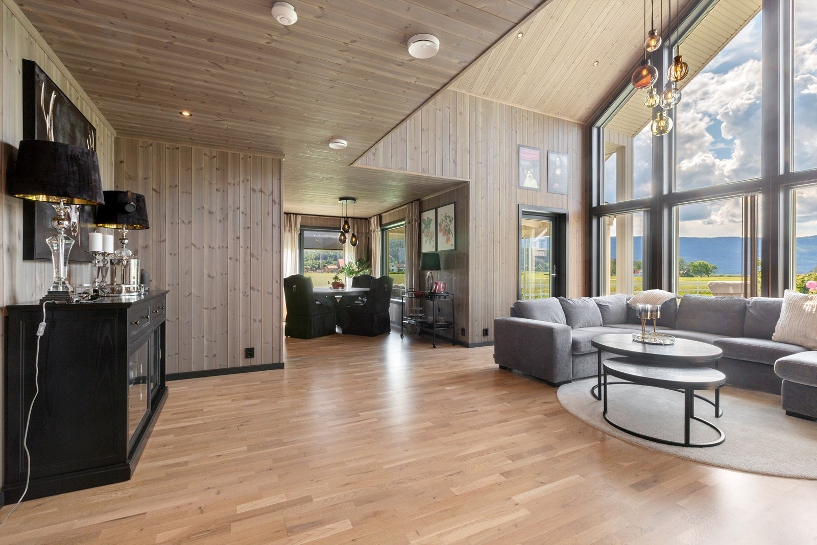 Gode møbleringsmuligheter og dels åpen løsning mot kjøkkenet. Galleribilde