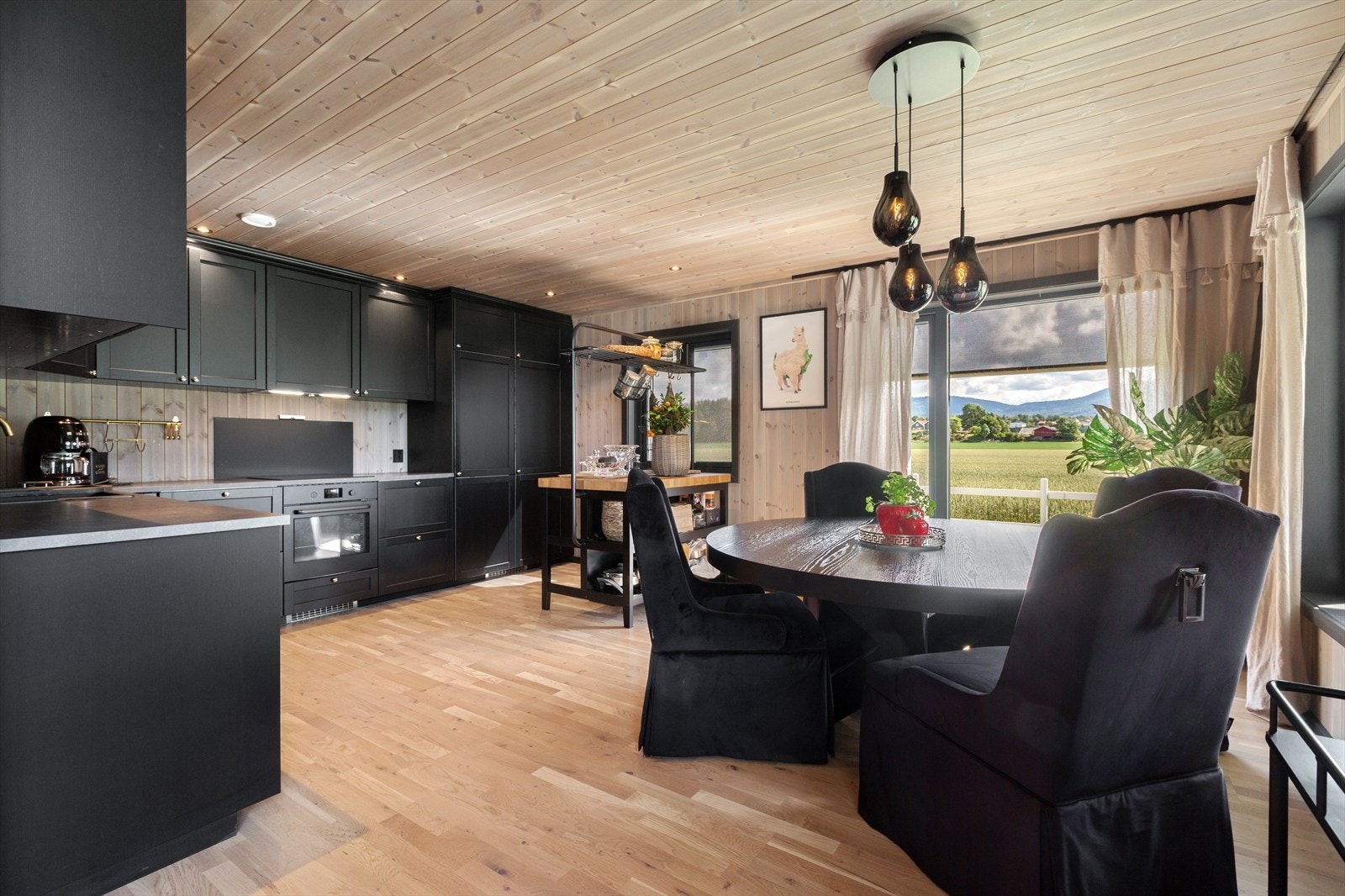 Romslig kjøkken med stilfulle detaljer og plass til spisebord. Galleribilde