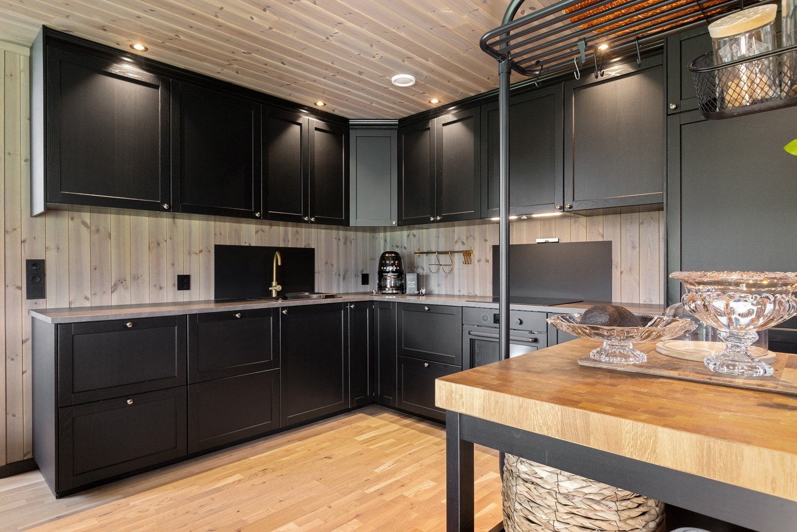 Integrerte hvitevarer som står i stil med kjøkkeninnredningen. Galleribilde