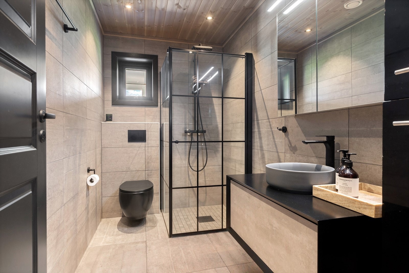 I første etasje er det to flislagte baderom med moderne detaljer. Galleribilde