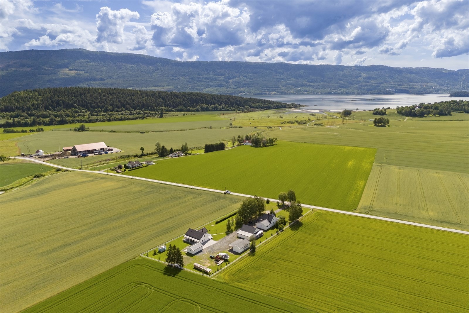 En unik mulighet for å bo landlig, men med korte avstander til alt! Galleribilde