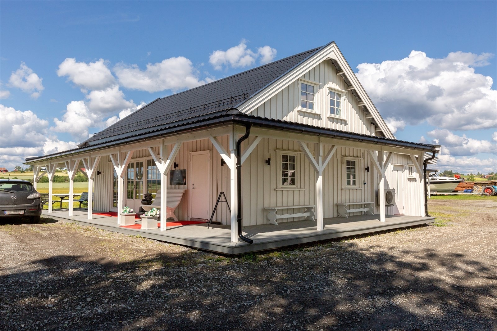 Uthuset/annekset er benyttet som skjønnhetsklinikk. Bygningen er ikke omsøkt/godkjent til denne typen drift hos kommunen. Galleribilde