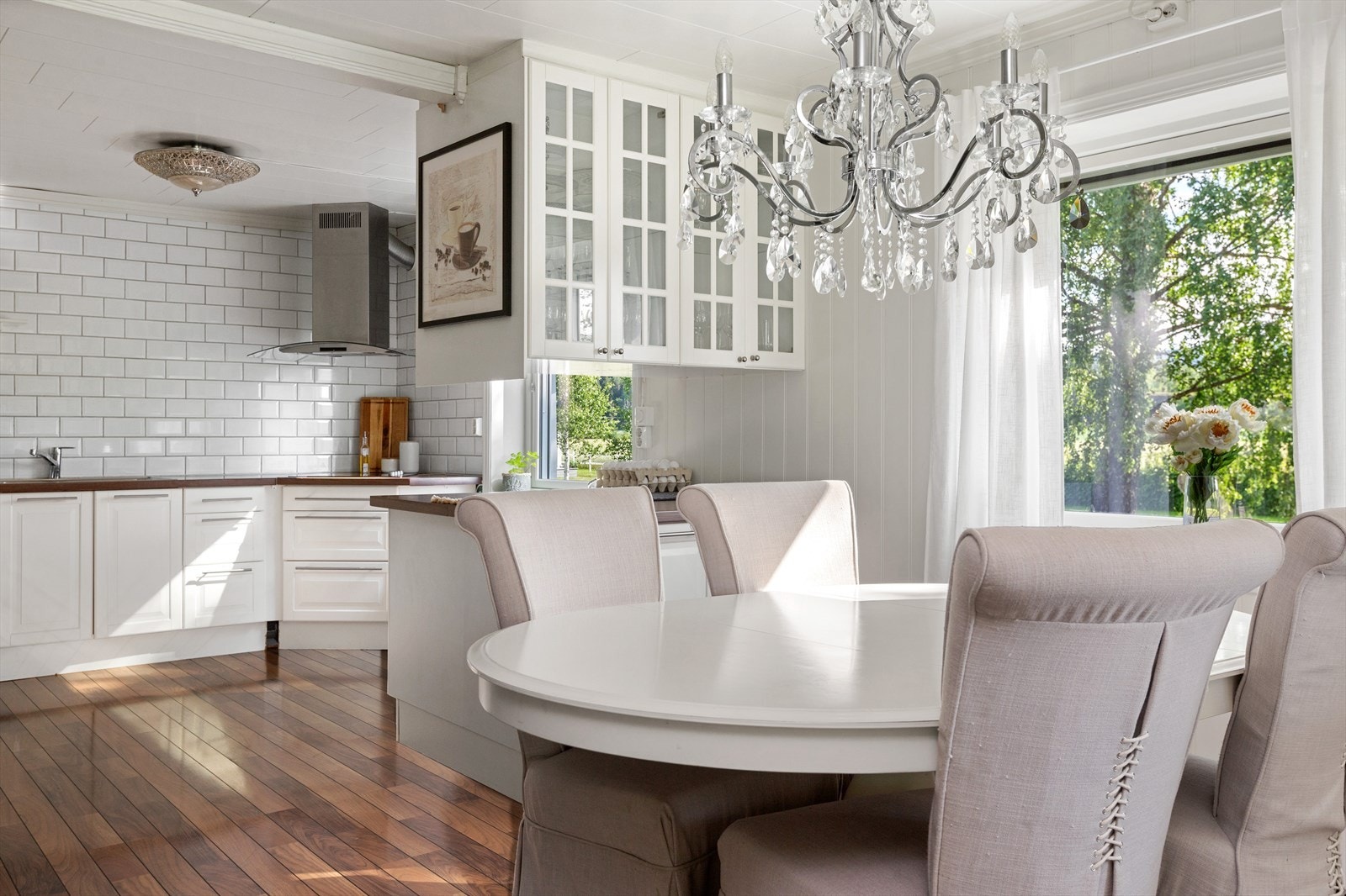 Kjøkkenet ligger litt tilbaketrukket i stuen. Galleribilde