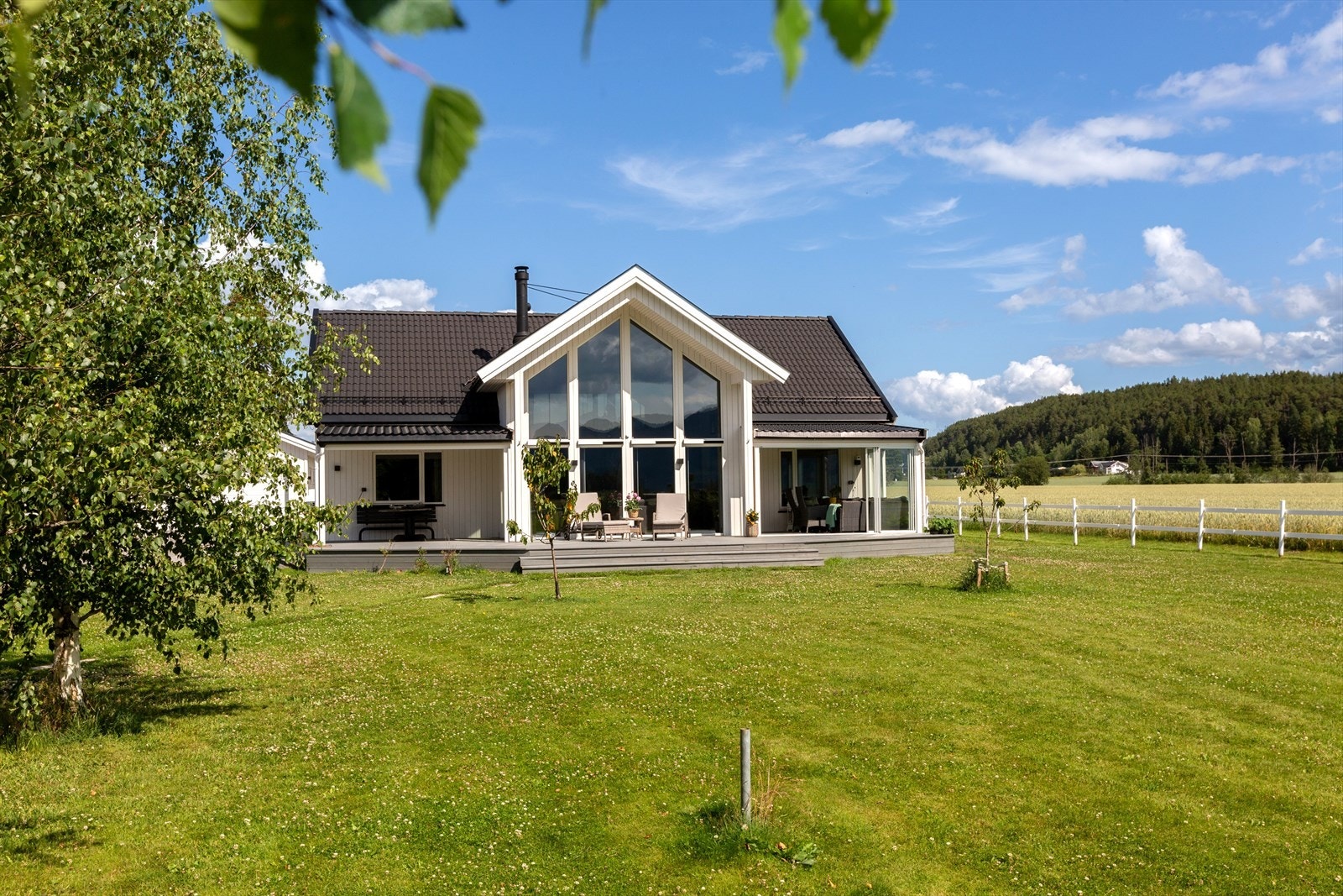 Begge boligene har utgang til eget hageområde, og ligger med det litt skjermet fra hverandre. Galleribilde