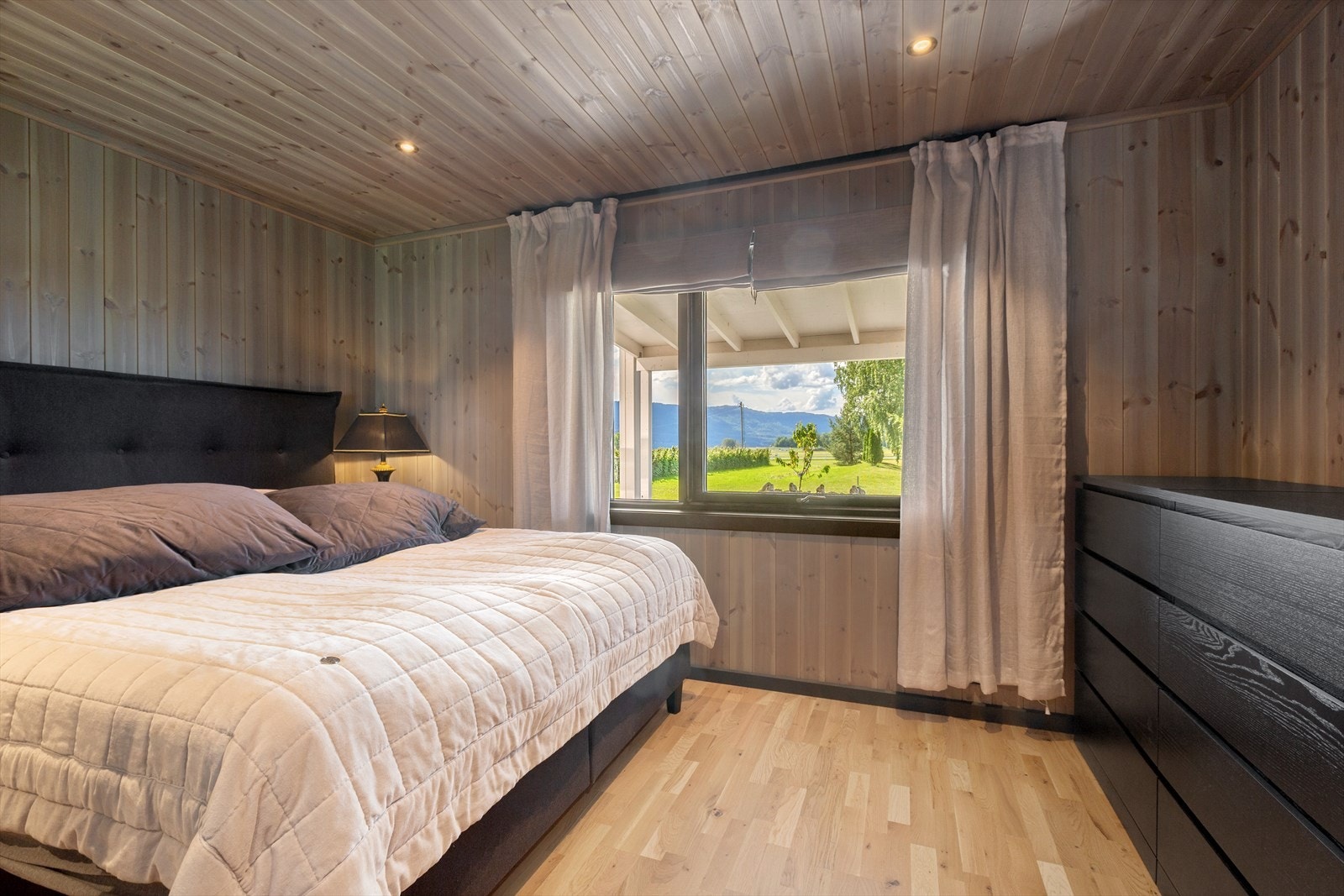 Det er totalt 4 soverom, to i hver etasje. Galleribilde