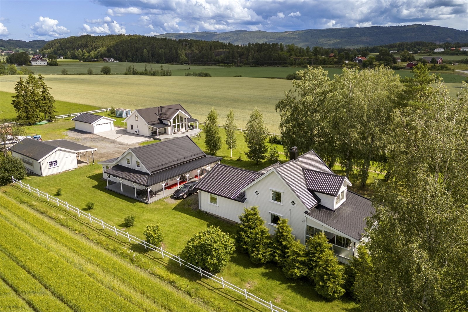 Videre er det på eiendommen oppført en ny garasje i 2025, som ligger i tilknytning til bolighuset fra 2022. Galleribilde