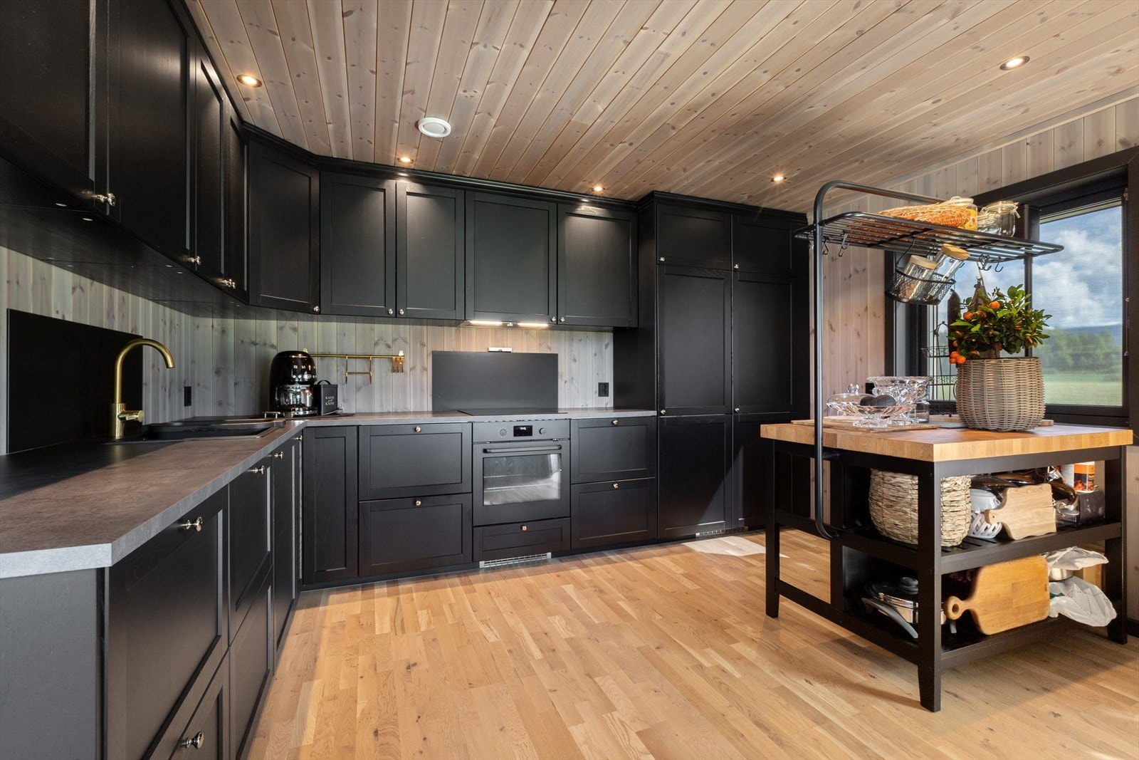 Godt med skap- og benkeplass. Galleribilde