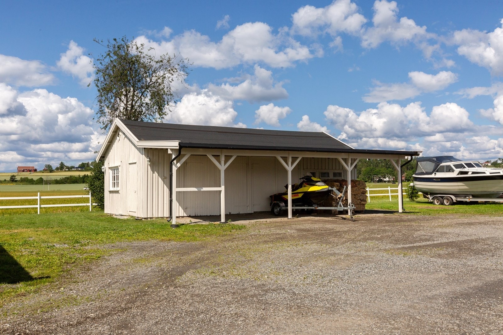 Verksted/uthus byr på godt med lagringsplass. Galleribilde