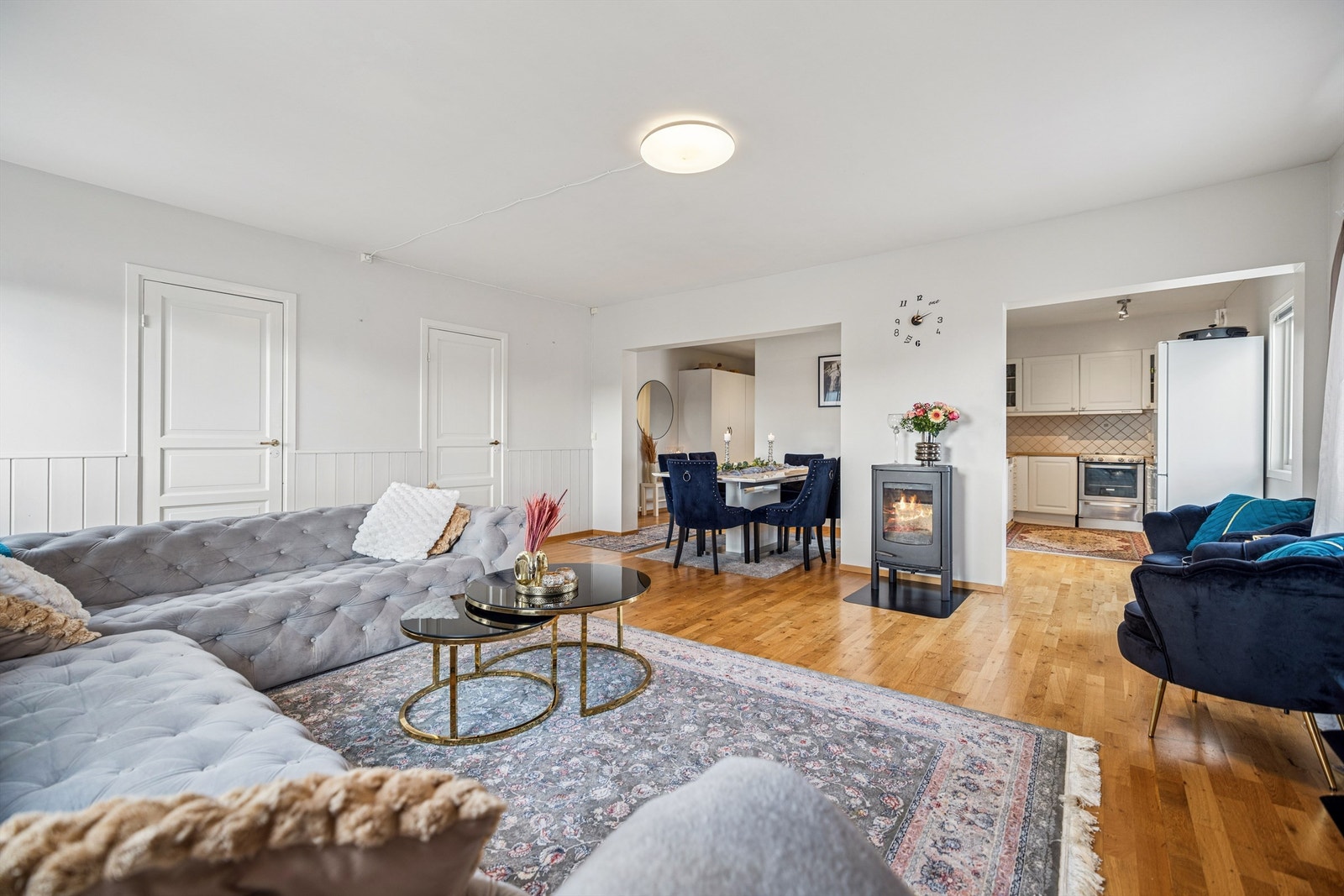 Stuen er leilighetens sentrale samlingspunkt, med eikeparkett på gulvet og en peisovn fra Dovre. Galleribilde