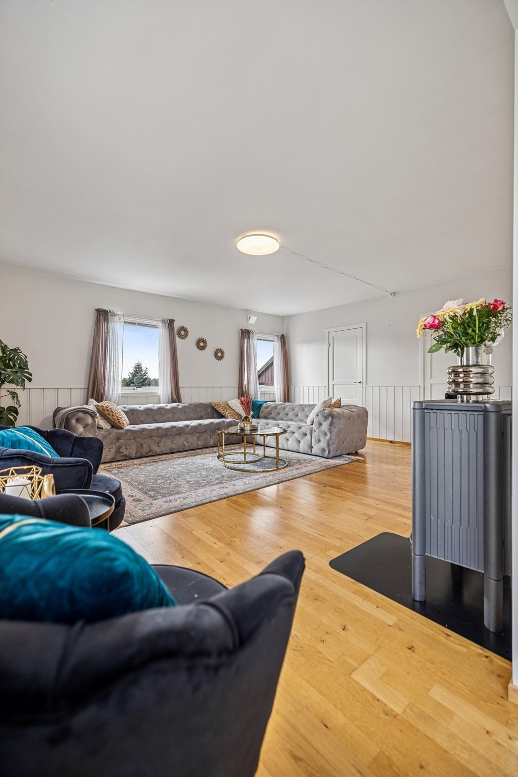 Gjennomgående eikeparkett og lyse veggflater gir et helhetlig inntrykk. Galleribilde