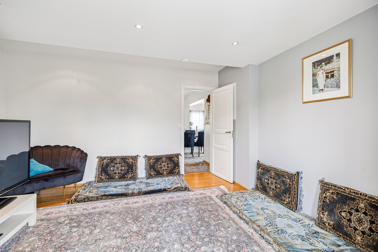 Rommet har malte flater og downlights i himling. Galleribilde