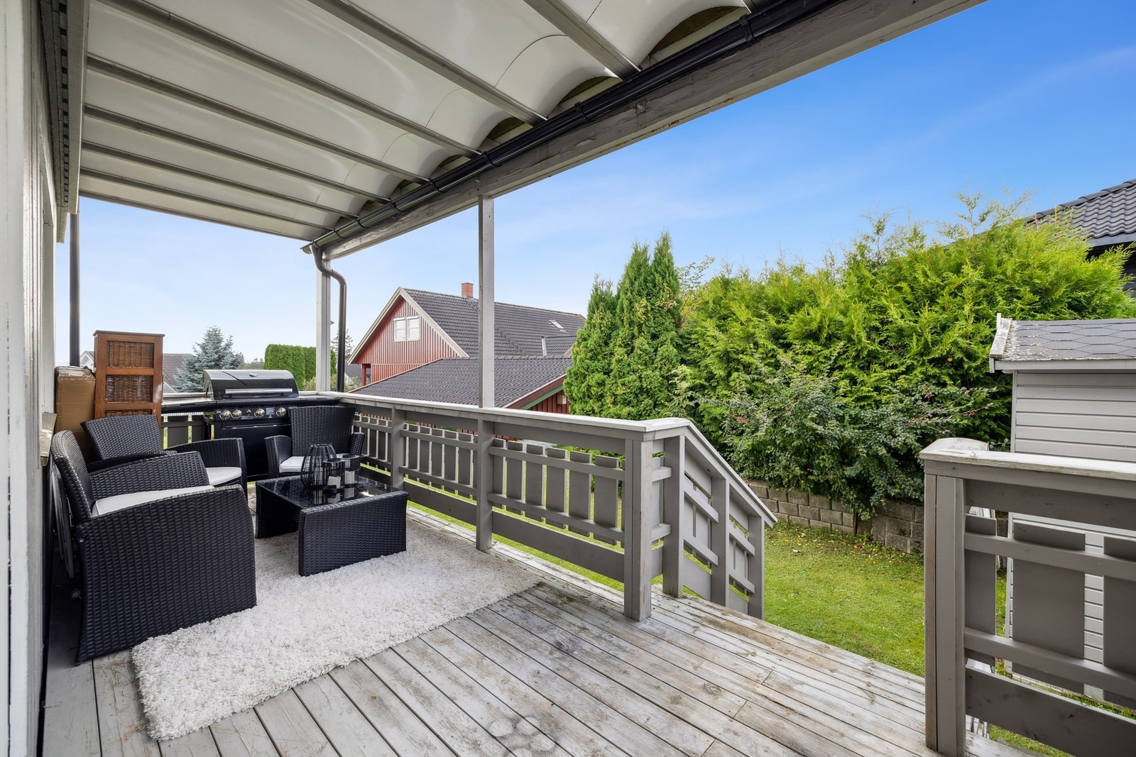 Fra hovedsoverommet er det utgang til en overbygd terrasse på 11 m² med videre adkomst til hagen. Galleribilde