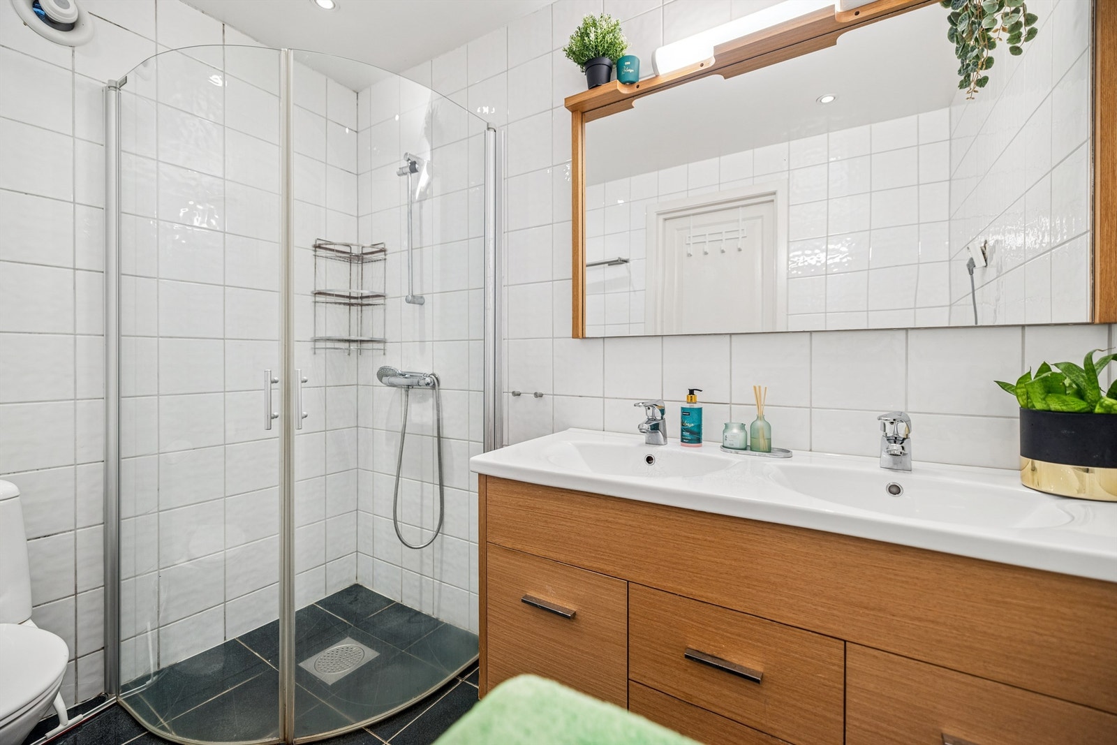 Innredningen inkluderer dobbel servant, dusjhjørne og det er opplegg for vaskemaskin. Galleribilde